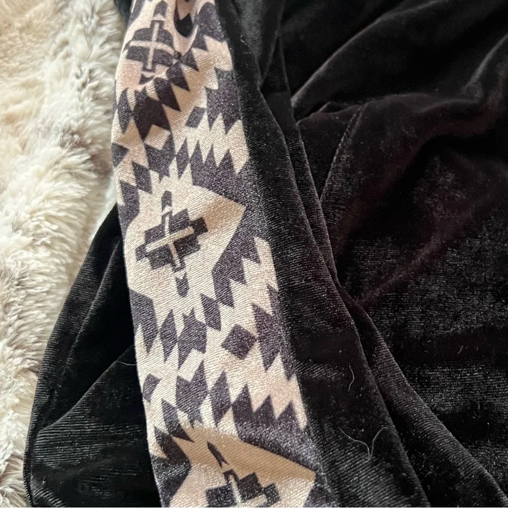 Black Velvet Two-Piece Set Aztec Patterned Side Trim jacket XL flare leg pants L - Picture 8 of 8